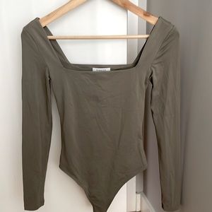 Babaton contour bodysuit xs olive leaf green